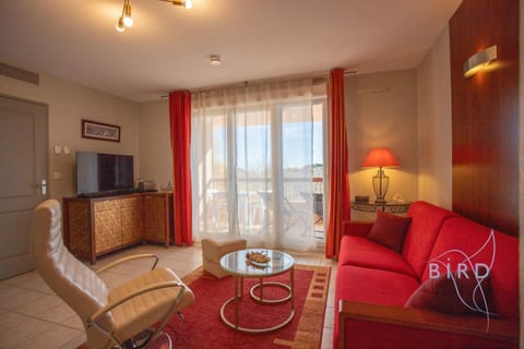 magnificent one-bedroom apartment with lake views near the sea and golf Apartment in Mandelieu-La Napoule