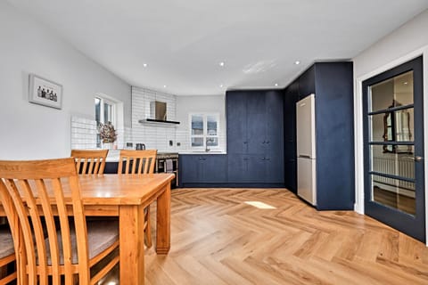 Exclusive Offers l Last-Minute Stay l Sleeps Up to 6 l Conveniently located near town Centre l restaurants l and local attractions l It offers easy access to the stunning Causeway Coast l Coleraine Hideout l WeStayBelfast Apartment in Coleraine