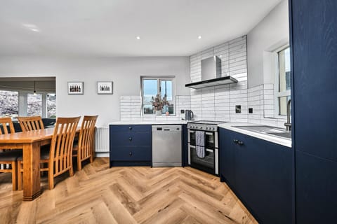 Exclusive Offers l Last-Minute Stay l Sleeps Up to 6 l Conveniently located near town Centre l restaurants l and local attractions l It offers easy access to the stunning Causeway Coast l Coleraine Hideout l WeStayBelfast Apartment in Coleraine