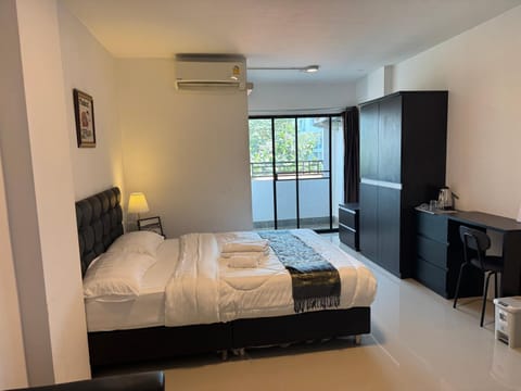 Bed, Bedroom, towels, air conditioner