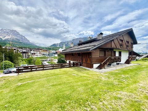 Property building, Nearby landmark, Day, Neighbourhood, Natural landscape, Mountain view