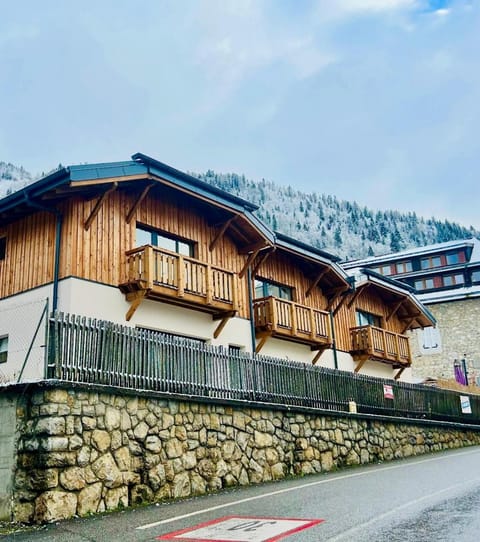 Property building, Natural landscape, Balcony/Terrace, Mountain view