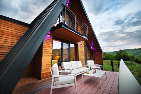 Property building, Balcony/Terrace, Seating area, Mountain view