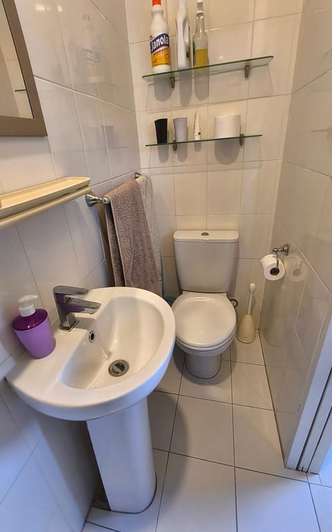 Toilet, Bathroom, towels