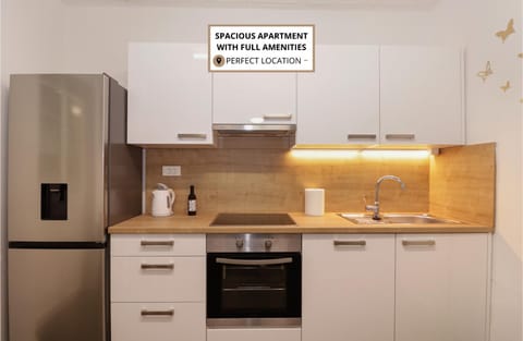 Coffee/tea facilities, Kitchen or kitchenette, stove