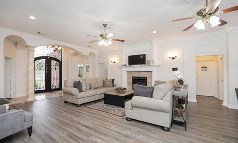 Communal lounge/ TV room, TV and multimedia, Living room, Seating area, Evening entertainment, fireplace