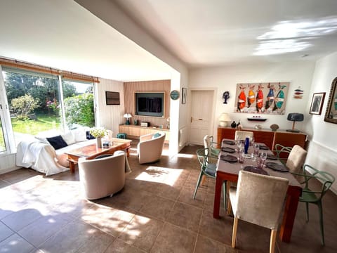 TV and multimedia, Living room, Seating area, Dining area