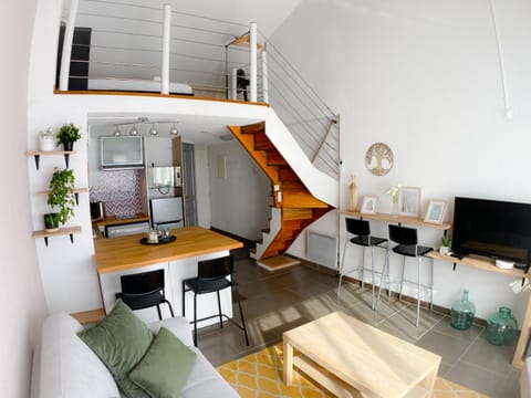 Patio, Nearby landmark, Day, TV and multimedia, Coffee/tea facilities, Kitchen or kitchenette, Living room, Dining area, Beach, Swimming pool, Parking, dishwasher, internet, minibar, oven, toaster, towels, washing machine, air conditioner