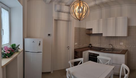 Kitchen or kitchenette, Dining area, oven, stove