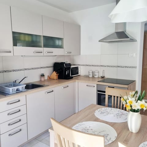 Coffee/tea facilities, Kitchen or kitchenette, Dining area, dishwasher, stove