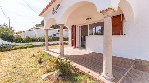 Property building, Day, Garden, Garden view