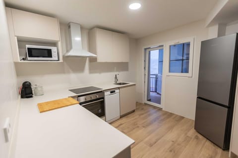 Coffee/tea facilities, Kitchen or kitchenette, dishwasher, microwave, oven, stove