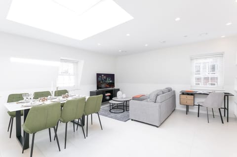TV and multimedia, Living room, Seating area, Dining area, Family