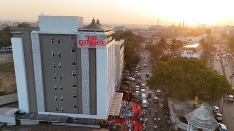 Property building, Facade/entrance, City view, Street view, Location