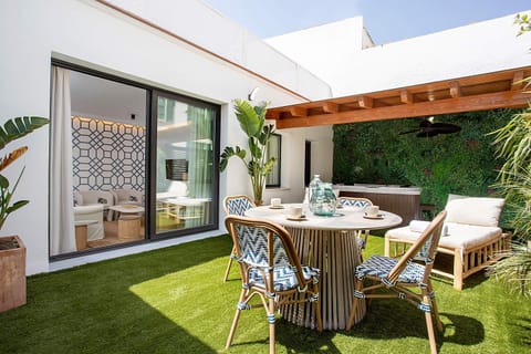 Patio, Spring, Day, Garden, Hot Tub, Balcony/Terrace, Dining area, sunbed