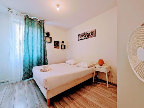 Photo of the whole room, Decorative detail, Bedroom, towels