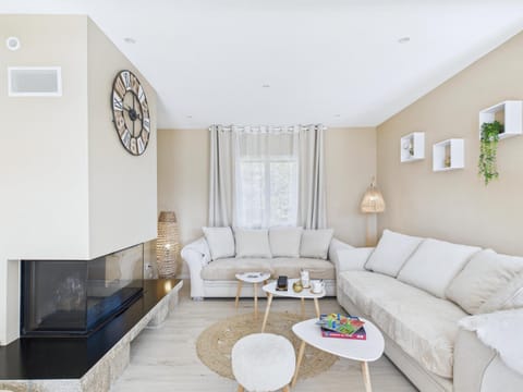 Communal lounge/ TV room, Living room