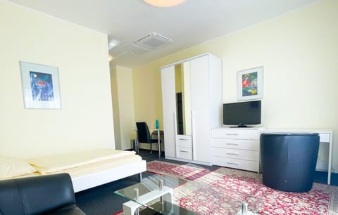 TV and multimedia, Living room, Seating area, Evening entertainment