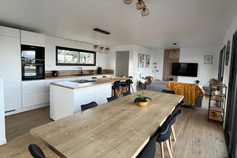Kitchen or kitchenette, Seating area, Dining area