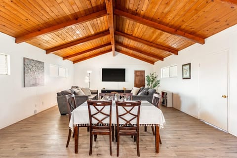 TV and multimedia, Living room, Seating area, Dining area