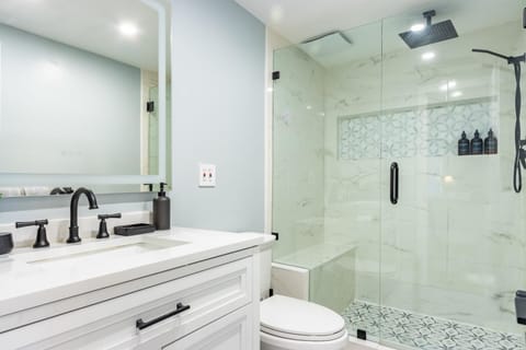 Shower, Toilet, Bathroom, towels