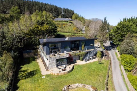 Property building, Day, Neighbourhood, Natural landscape, Garden view