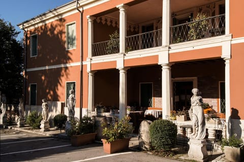 Facade/entrance