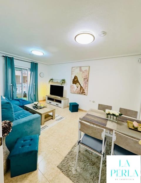 Communal lounge/ TV room, TV and multimedia, Living room, Seating area, Evening entertainment