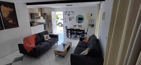 TV and multimedia, Living room, Seating area, Family