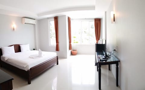 Photo of the whole room, air conditioner