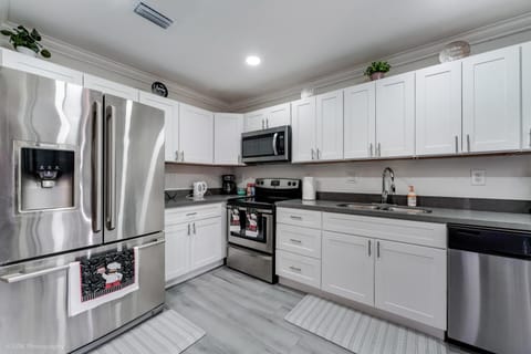 Coffee/tea facilities, Kitchen or kitchenette, dishwasher, minibar, oven, stove, toaster