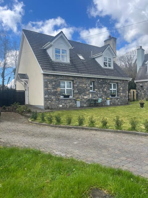 Cozy Holiday Home in the Scenic Glen of Aherlow House in County Limerick