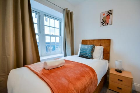 Spacious Two bedroom In Orrell with Free Parking Apartment in Wigan