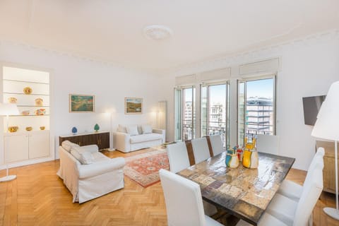 TV and multimedia, Living room, Seating area, Dining area
