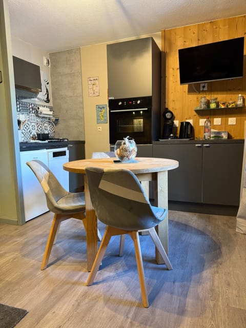 Coffee/tea facilities, Kitchen or kitchenette, dishwasher, oven, stove