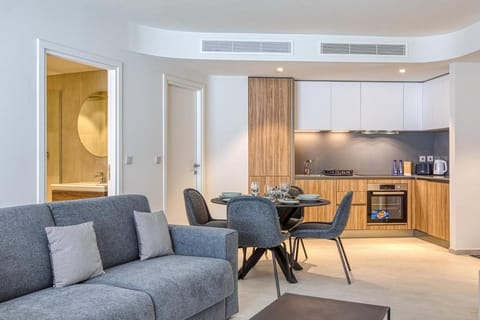 Kitchen or kitchenette, Living room, Seating area, Dining area