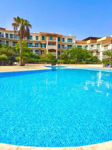 Property building, Day, Pool view, Swimming pool, Swimming pool, sunbed