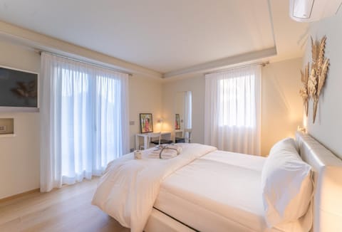 TV and multimedia, Photo of the whole room, Bedroom, air conditioner