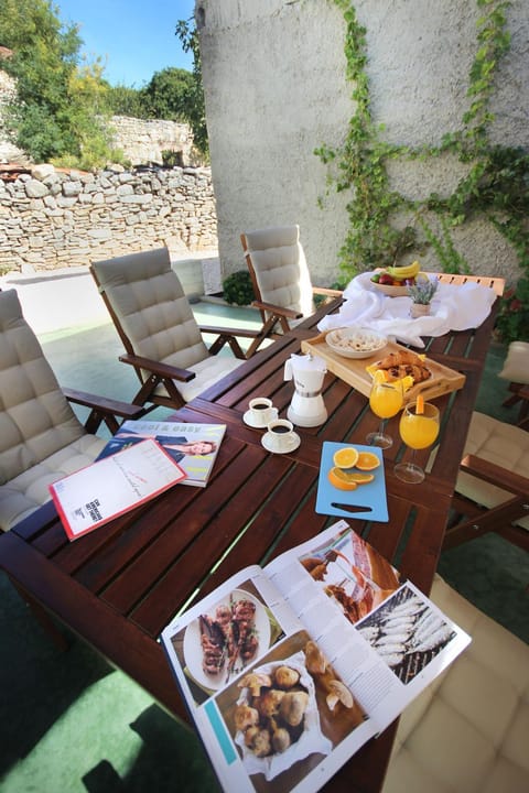Day, Seating area, Dining area, Food