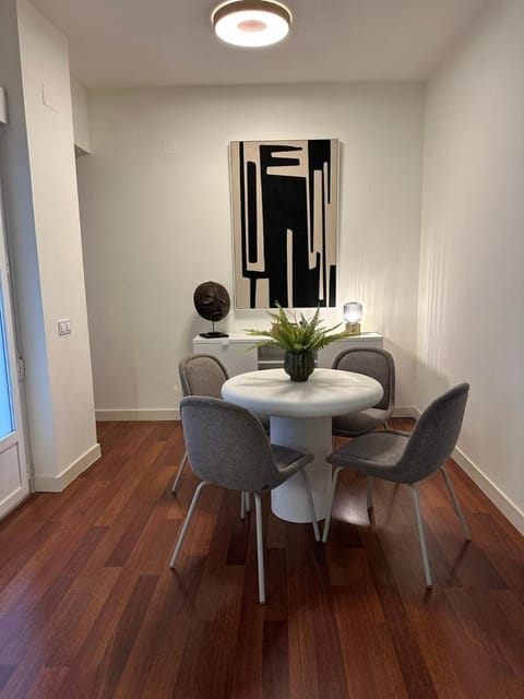 Stylish & Cozy 1BR Steps from Royal Palace | By Airnest Apartment in Centro