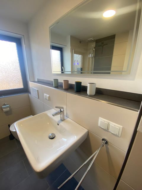 Toilet, Bathroom, internet, towels