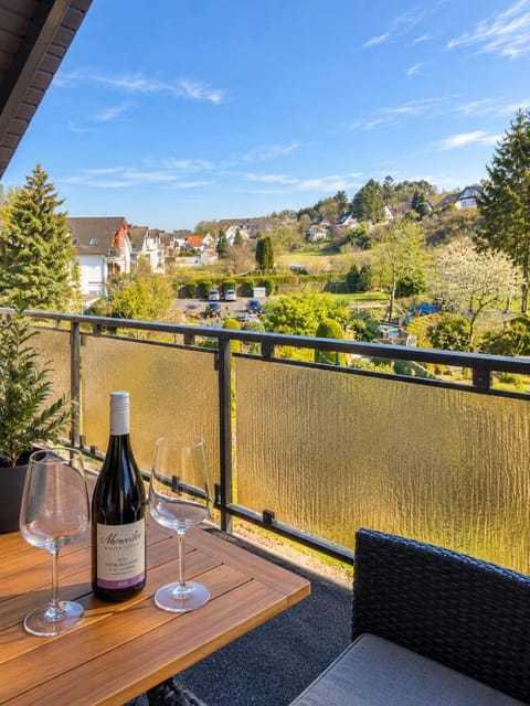 Day, Natural landscape, View (from property/room), Balcony/Terrace, Food and drinks, Dining area, Mountain view, Drinks, Alcoholic drinks