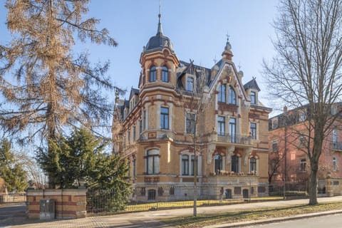 Property building, Day