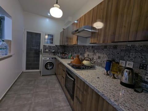 Kitchen or kitchenette, dishwasher, oven