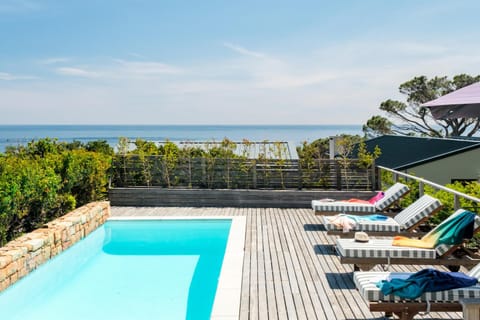 View (from property/room), Balcony/Terrace, Sea view, Swimming pool, sunbed