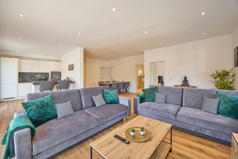 TV and multimedia, Kitchen or kitchenette, Living room, Seating area, Dining area