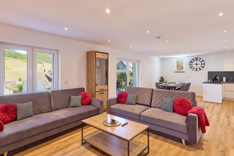 TV and multimedia, Kitchen or kitchenette, Living room, Seating area, Dining area