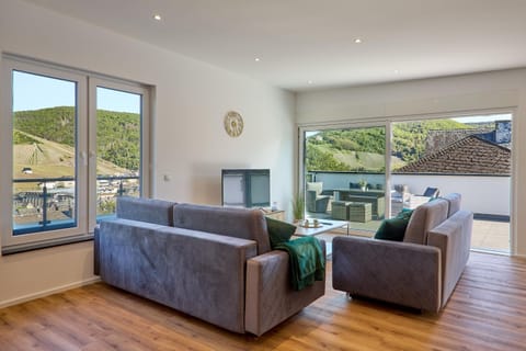 Natural landscape, TV and multimedia, Living room, Seating area, Evening entertainment, Mountain view