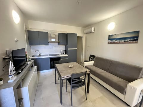 Kitchen or kitchenette, Living room, Seating area, Dining area, internet, oven, stove, air conditioner