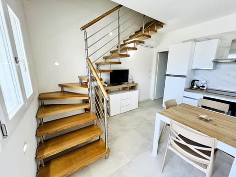 TV and multimedia, Coffee/tea facilities, Kitchen or kitchenette, Dining area, stove